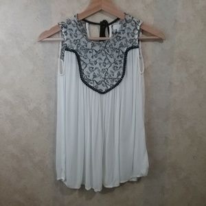 women"s charmimg charlie white blouse size S (AA22